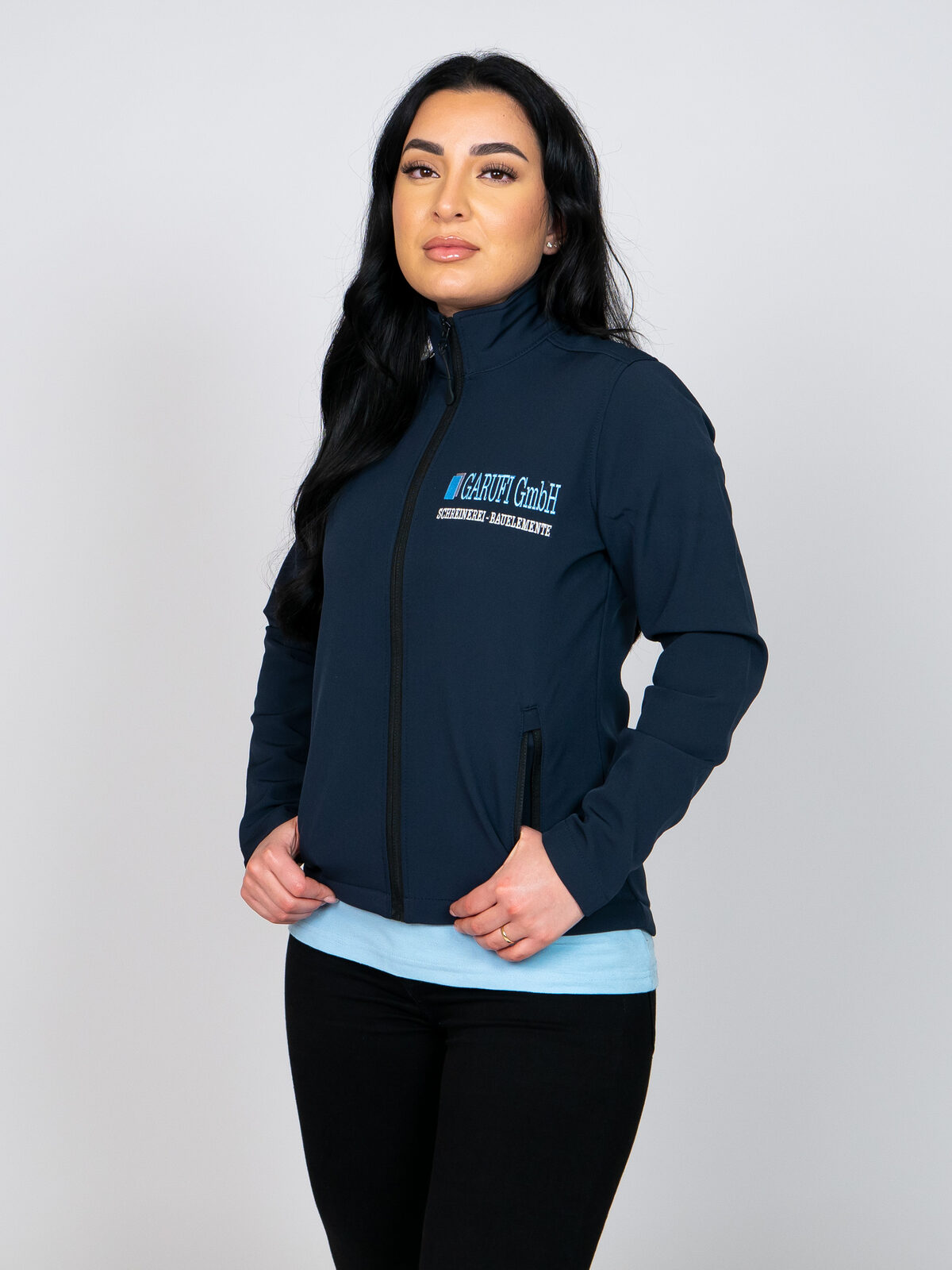 Bestickte Softshell-Jacke mit Firmenlogo