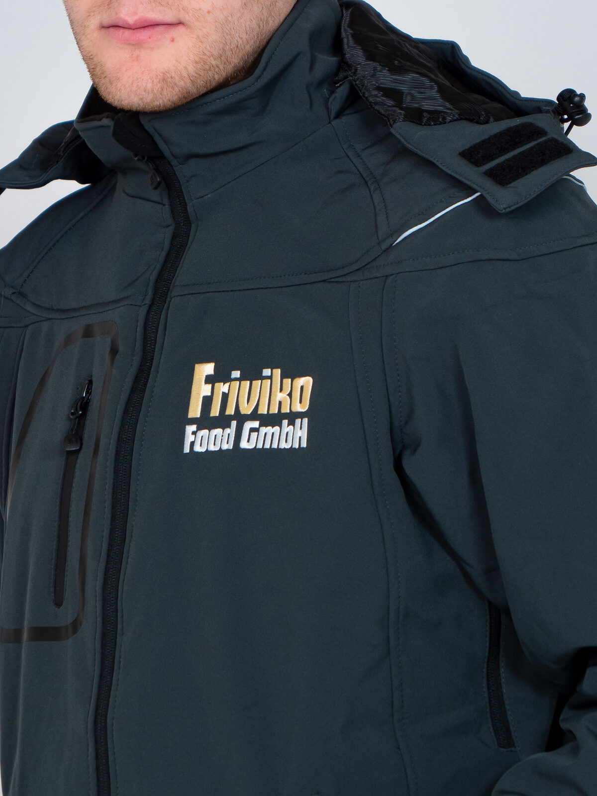 Detailaufnahme bestickte Softshell-Jacke mit Kapuze
